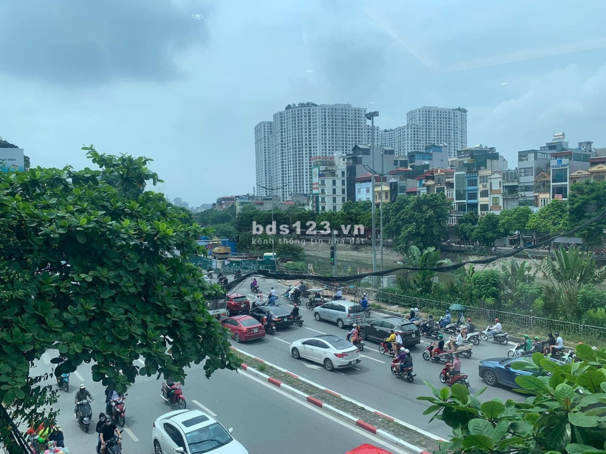 Bán nhà mặt phố, kinh doanh tại đường Láng (Đống Đa) 40m2, 5 tầng, mặt tiền 5.2m, giá 300tr/m2