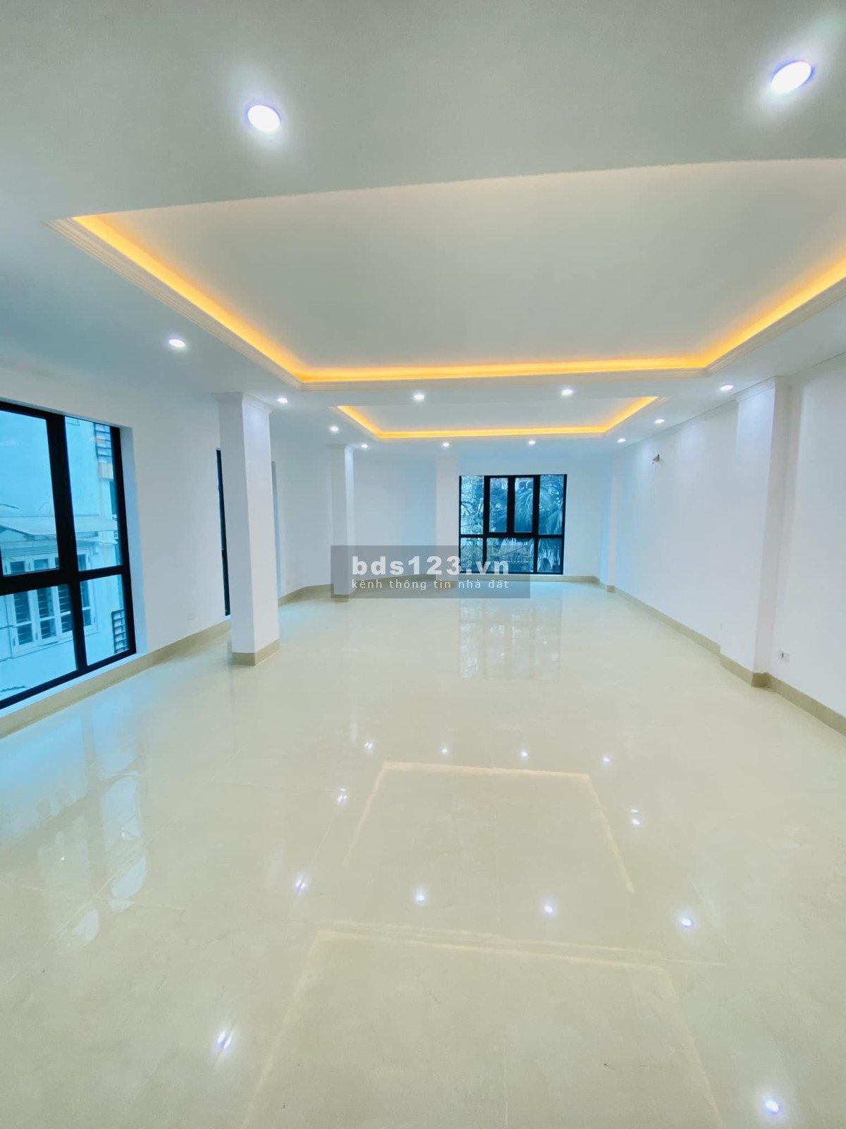 Tòa thương mại siêu đẹp Huỳnh Thúc Kháng (Đống Đa) 7 tầng thang máy, MT 16m, Lô góc, Ô TÔ