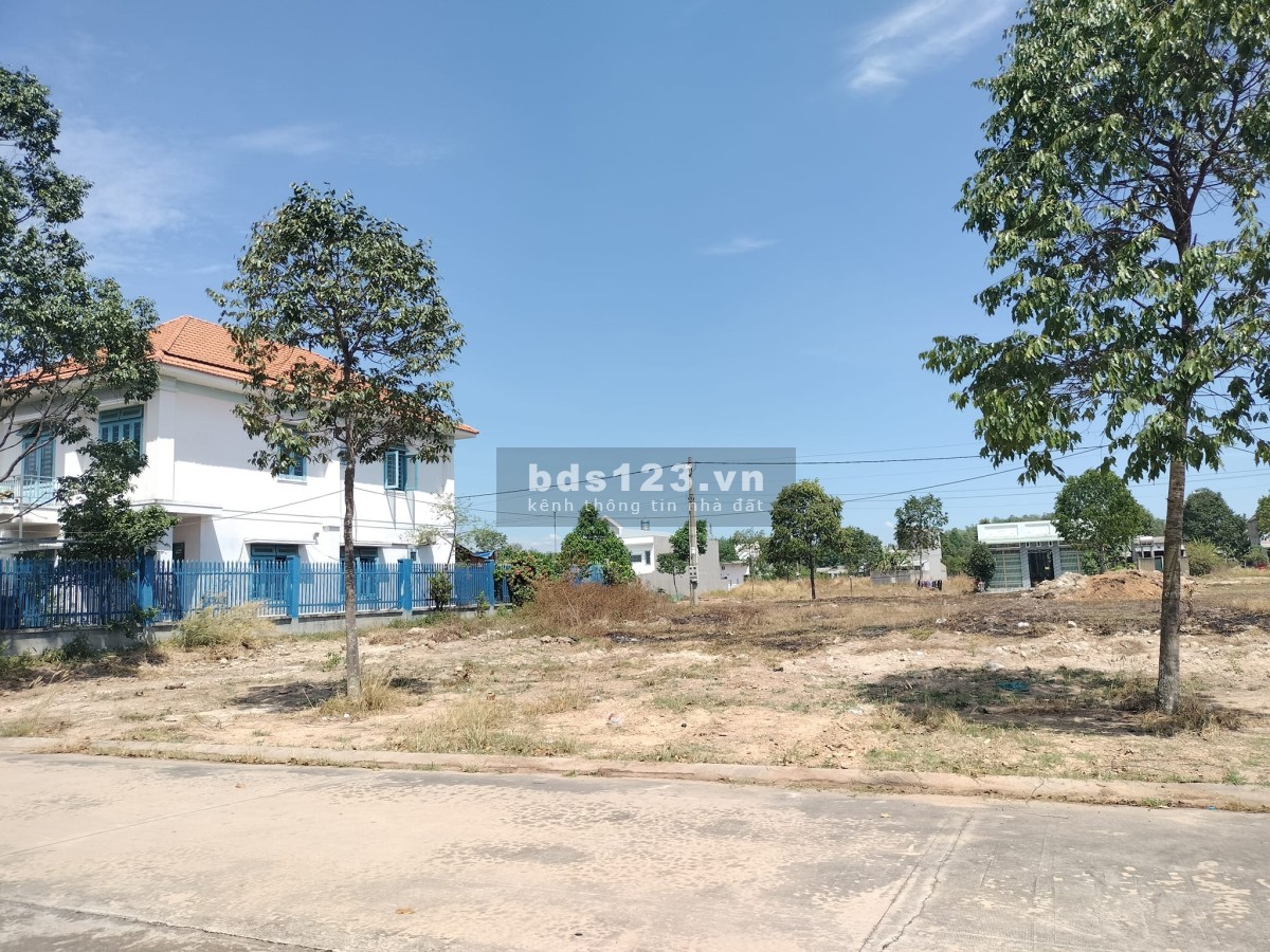 Bán gấp lô đất 300m2 1tỷ4, mt đường 16m, gần công viên, chợ, trường ĐH. 100% thổ cư