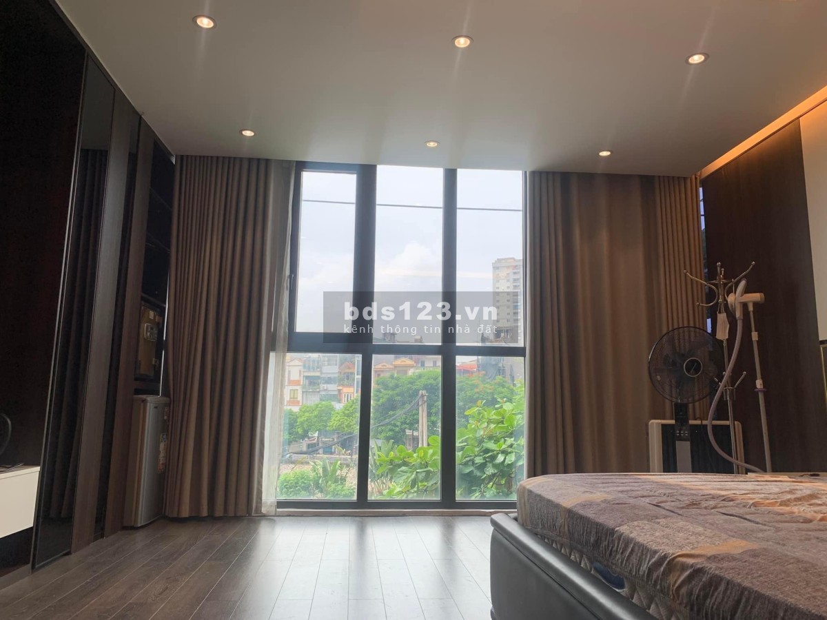 Bán nhà mặt phố, kinh doanh tại đường Láng (Đống Đa) 40m2, 5 tầng, mặt tiền 5.2m, giá 300tr/m2