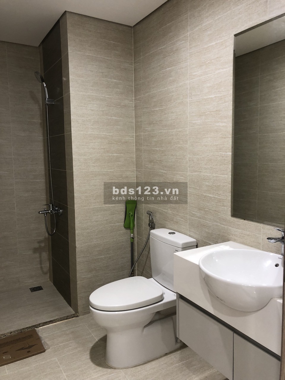 Cho thuê gấp căn hộ 1PN + cho thuê 5,5 triệu có đồ cơ bản Vinhomes Smart City.