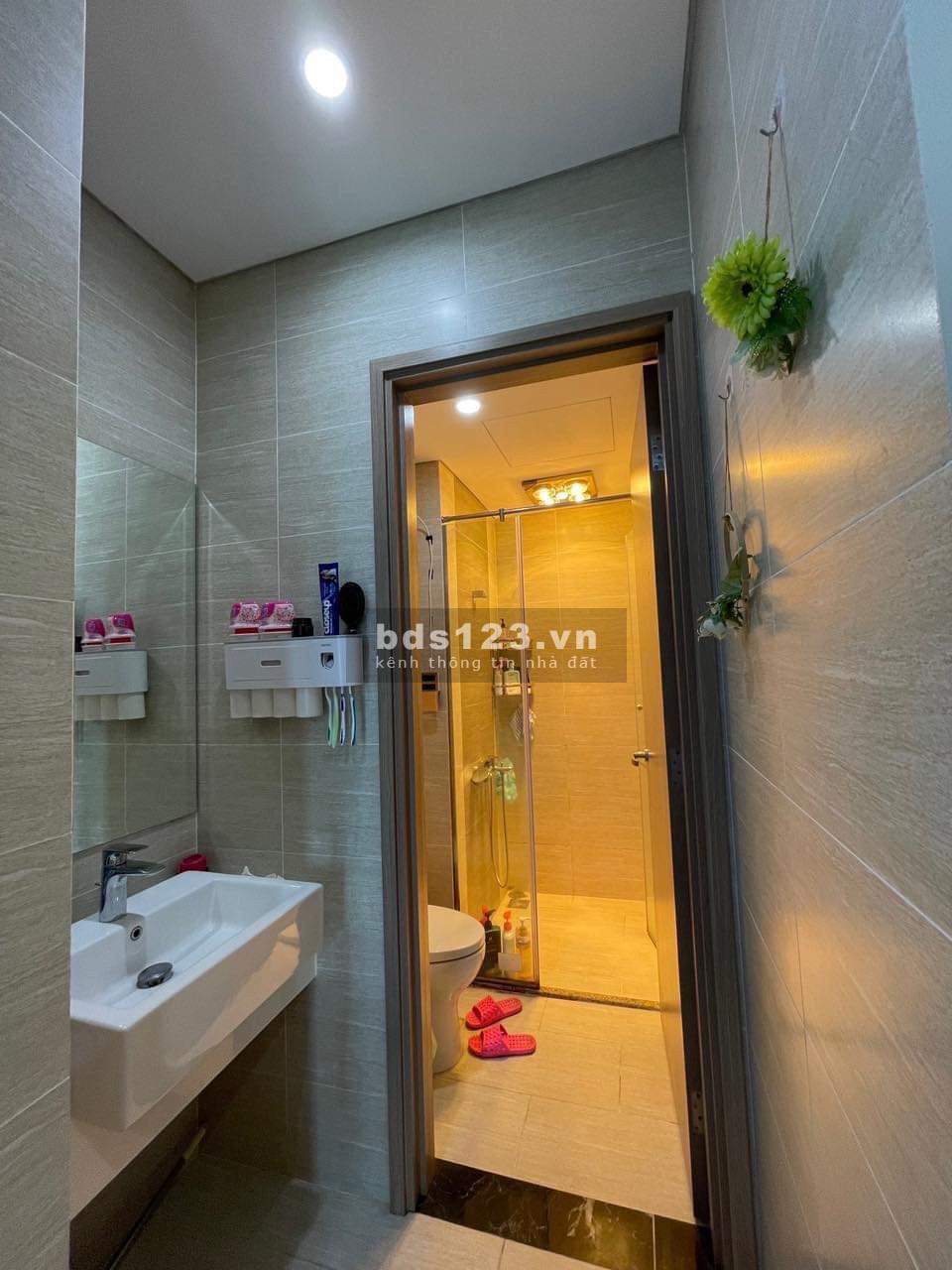 Bán chung cư căn 2PN+1, 2VS full nội thất giá 1,950tr tại Vin Ocean Park Gia Lâm