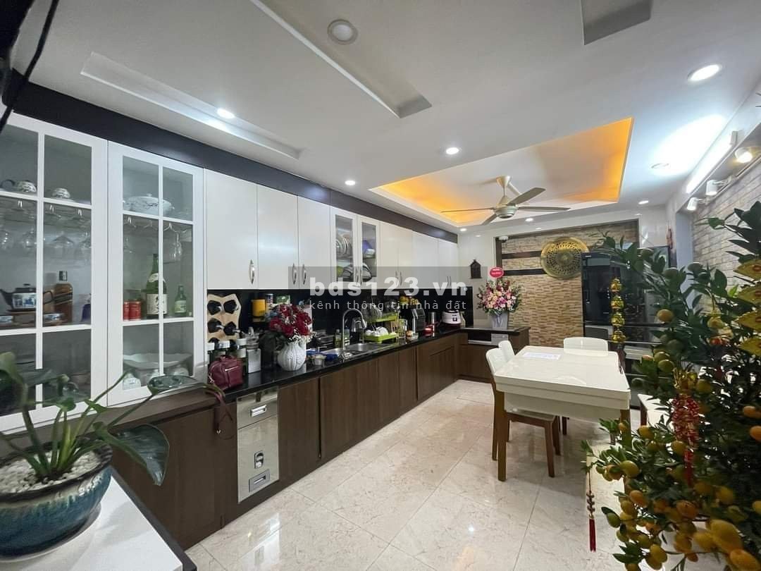 Nhà phố Nguyễn Khuyến, Hà Đông, 32M2, ô tô đõ cửa , siêu thoáng, ngõ thông đường lớn.