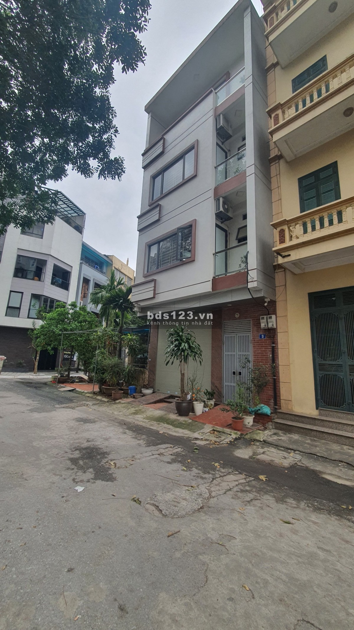 Bán nhà riêng lô góc Cầu Giấy phố Dương Quảng Hàm dt 80m, 4T, Mt 8m, 12 tỷ Gaza 7 chỗ kdoanh an sinh