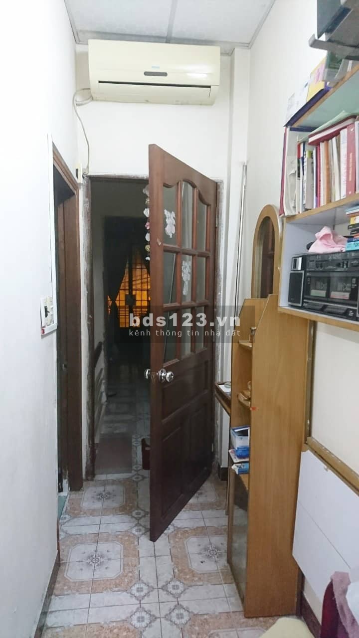 Bán nhà mặt tiền Bến Bình Đông, Quận 8 - Hẻm thông - 2 tầng ở ngay 3.5 tỷ