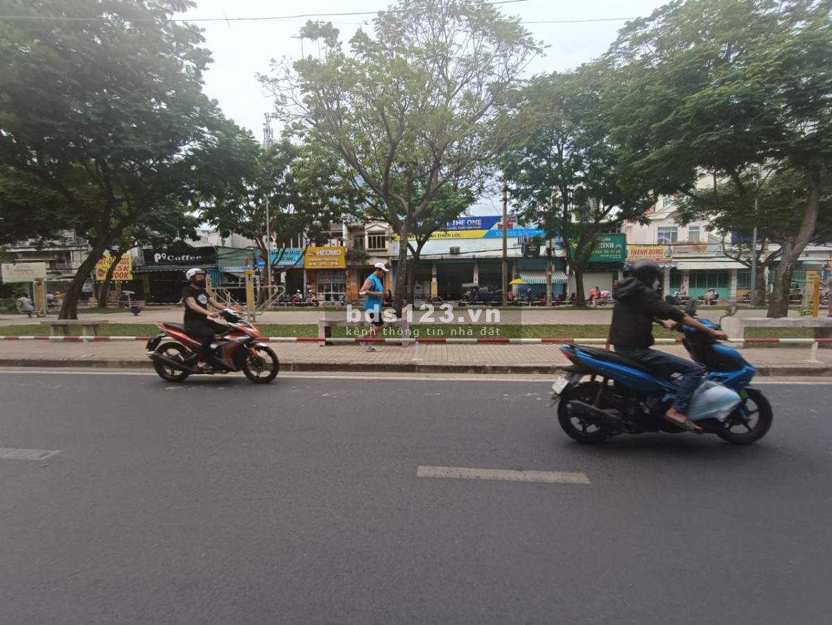 Bán nhà riêng ngay công viên Lê Thúc Hoạch, Bình Tân, xe hơi ngủ trong nhà, giá bán hạt dẻ