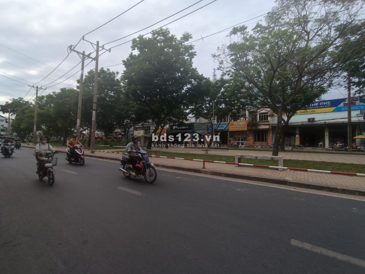 Bán nhà riêng ngay công viên Lê Thúc Hoạch, Bình Tân, xe hơi ngủ trong nhà, giá bán hạt dẻ