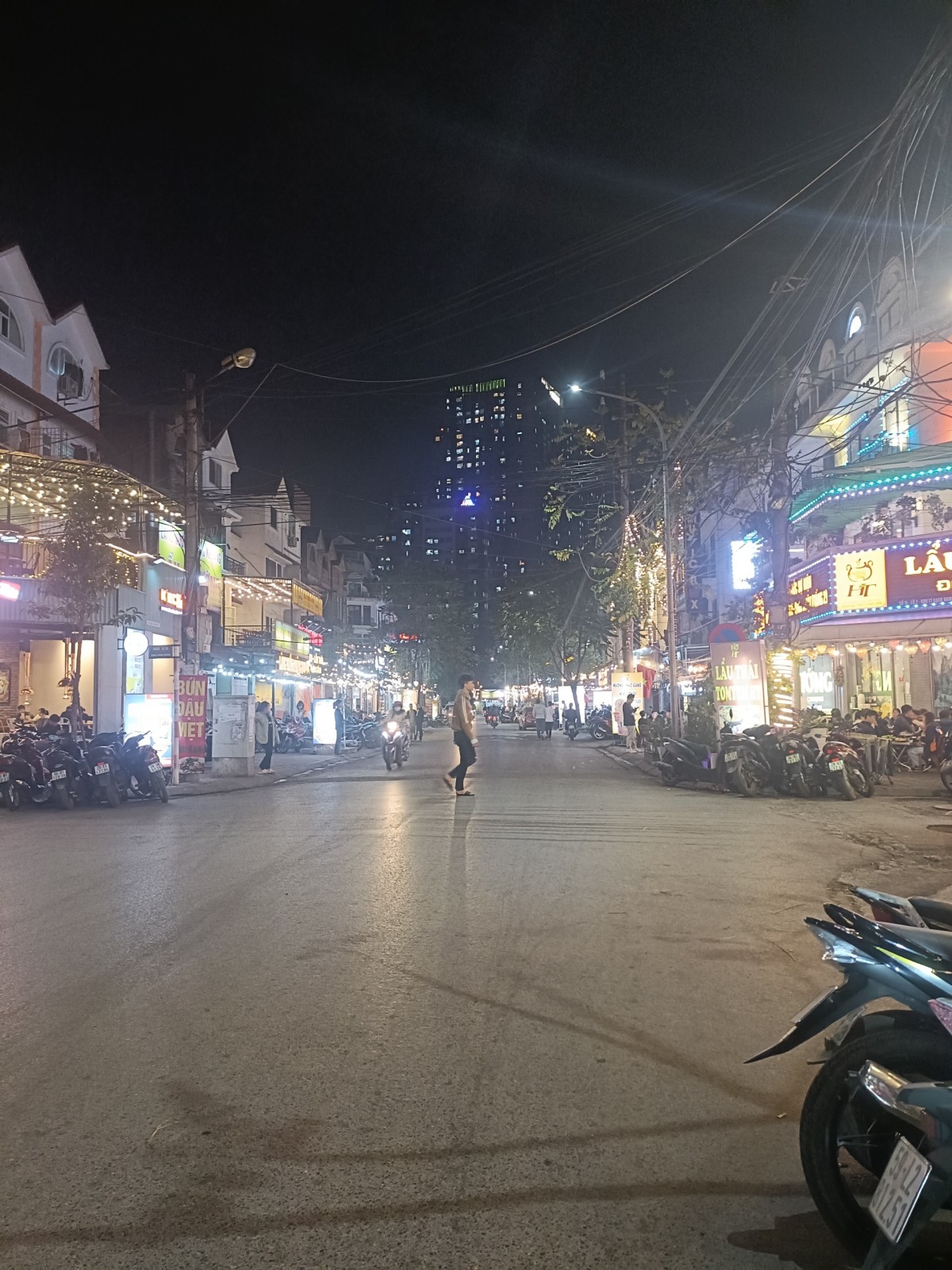 Bán nhà mặt phố - View hồ Tây - Vỉa hè thênh thang - Đường 2 làn oto tránh - Doanh thu đỉnh cao