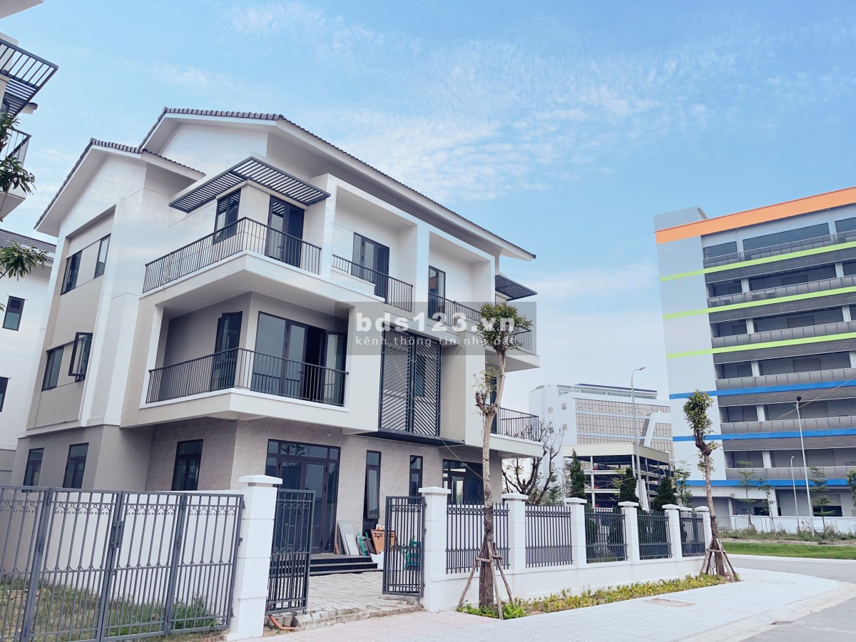 Chính chủ bán biệt thự xây 3 tầng 180m2, ngay cạnh công viên trung tâm
