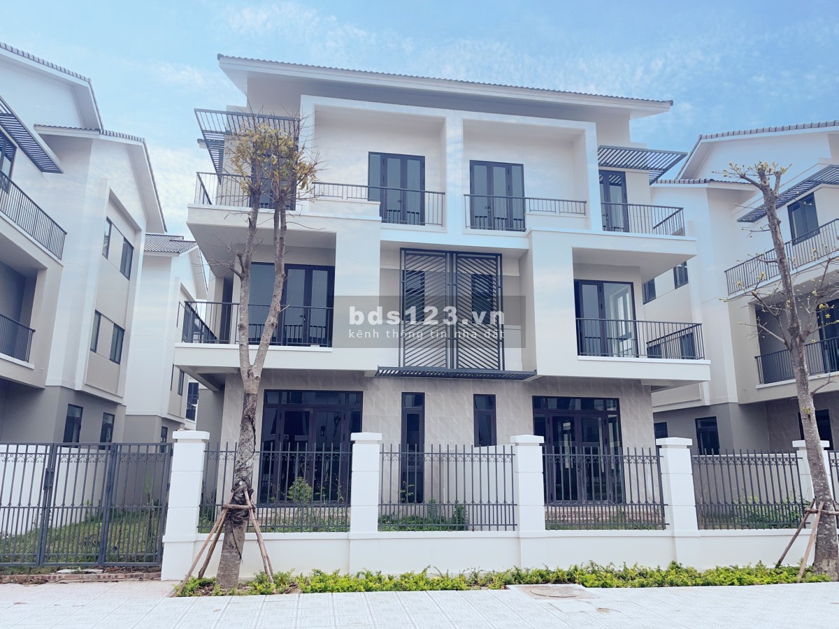 Chính chủ bán biệt thự xây 3 tầng 180m2, ngay cạnh công viên trung tâm