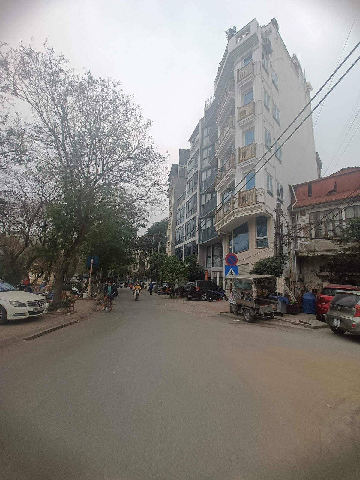 Bán nhà mặt phố - View hồ Tây - Vỉa hè thênh thang - Đường 2 làn oto tránh - Doanh thu đỉnh cao