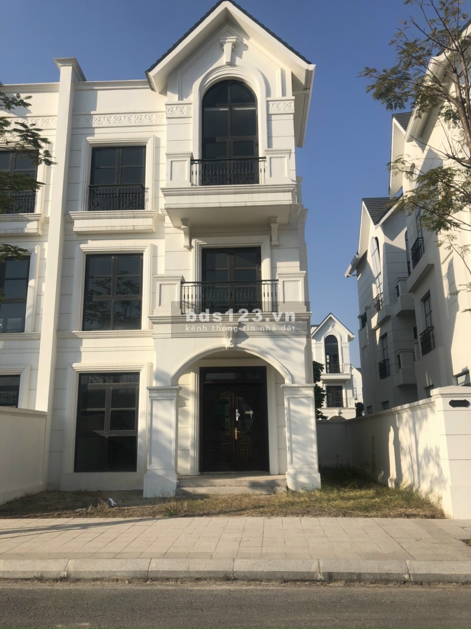 Bán biệt thự Shophouse sổ đỏ lâu dài Hải Âu 3, đông nam 150m2 giá 18 tỷ Vin Gia Lâm (0985941715)