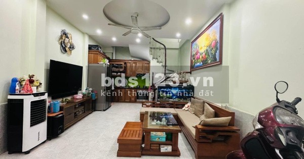 Bán nhà ngay Tôn Đức Thắng 33m2 5 tầng mới ở ngay giá 2,9 tỷ