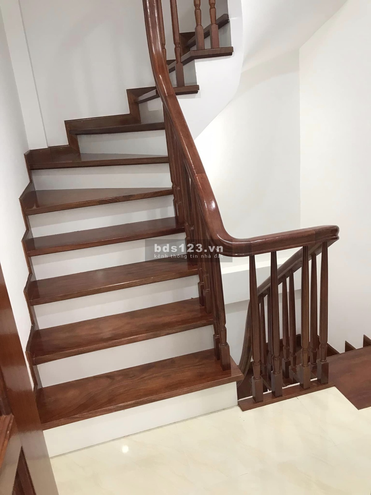 Ban nhà mới xây ngõ 318 La Thành
