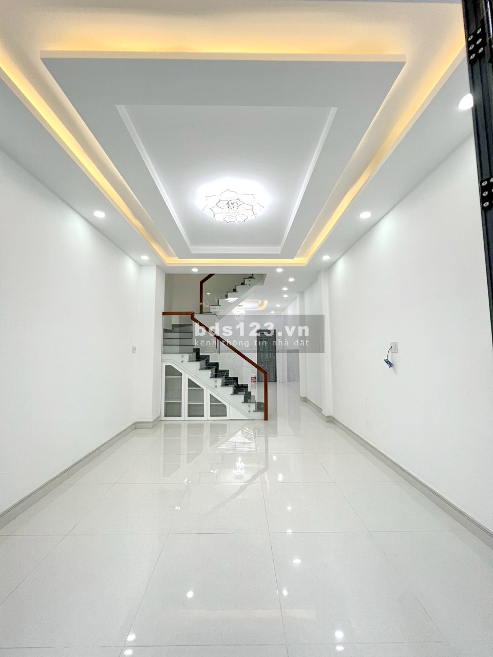 Bán nhà mới 3 lầu hẻm xe hơi khu làng Ốc Dương Bá Trạc Phường 1 Quận 8
