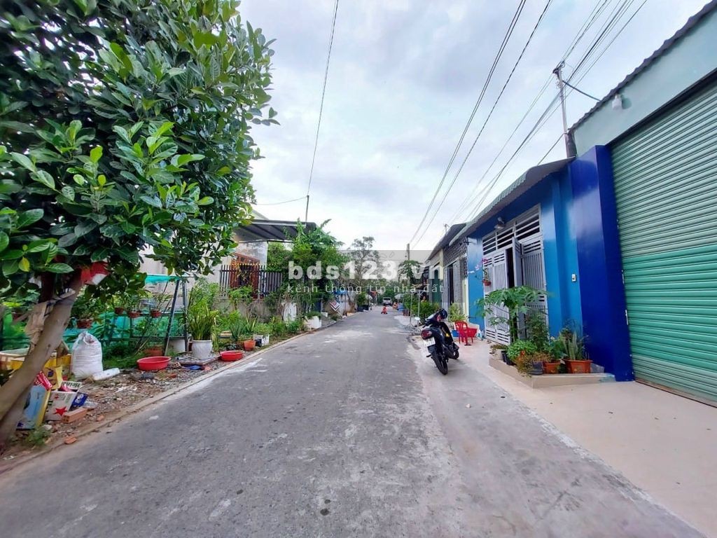 GĐ kẹt tiền cần bán 2 lô đất (DT: 110m2, 120m2) sổ riêng chính chủ, dân đông, gần KCN Mỹ Phước 3.