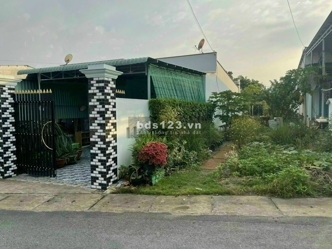 GĐ kẹt tiền cần bán 2 lô đất (DT: 110m2, 120m2) sổ riêng chính chủ, dân đông, gần KCN Mỹ Phước 3.