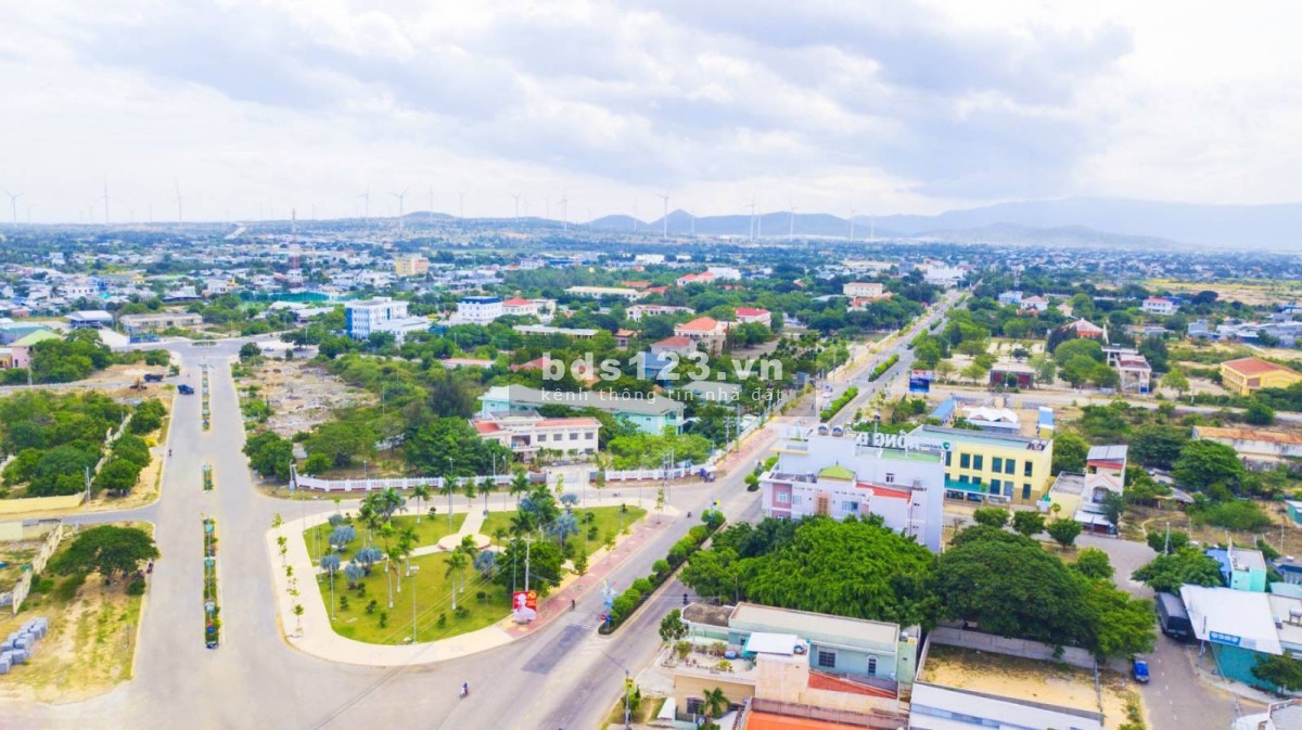 Chính chủ bán nhanh 2 lô đất full thổ cư đối diện trường cấp 2. Cách thị trấn Liên Hương 5 phút.