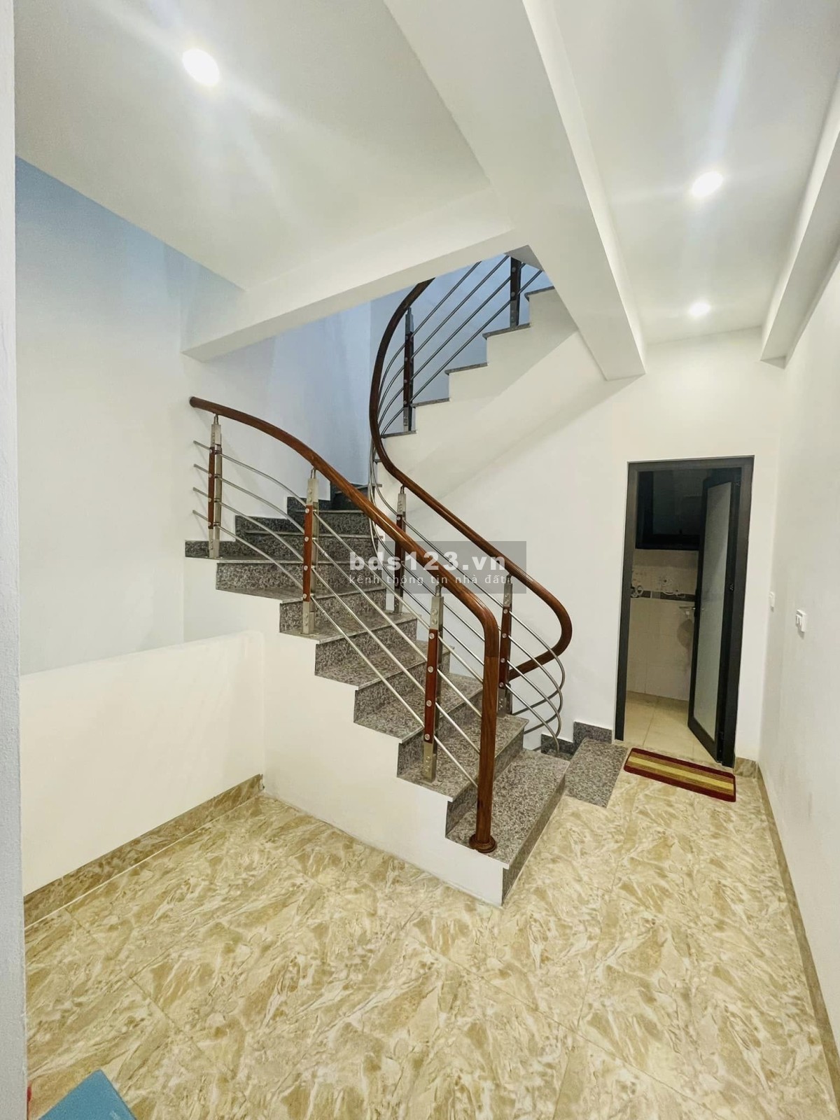 Bán nhà riêng Võ Chí Công, ô tô tránh, ô chờ thang máy, sát phố, 38m, 8.9 tỷ, liên hệ 0838870096