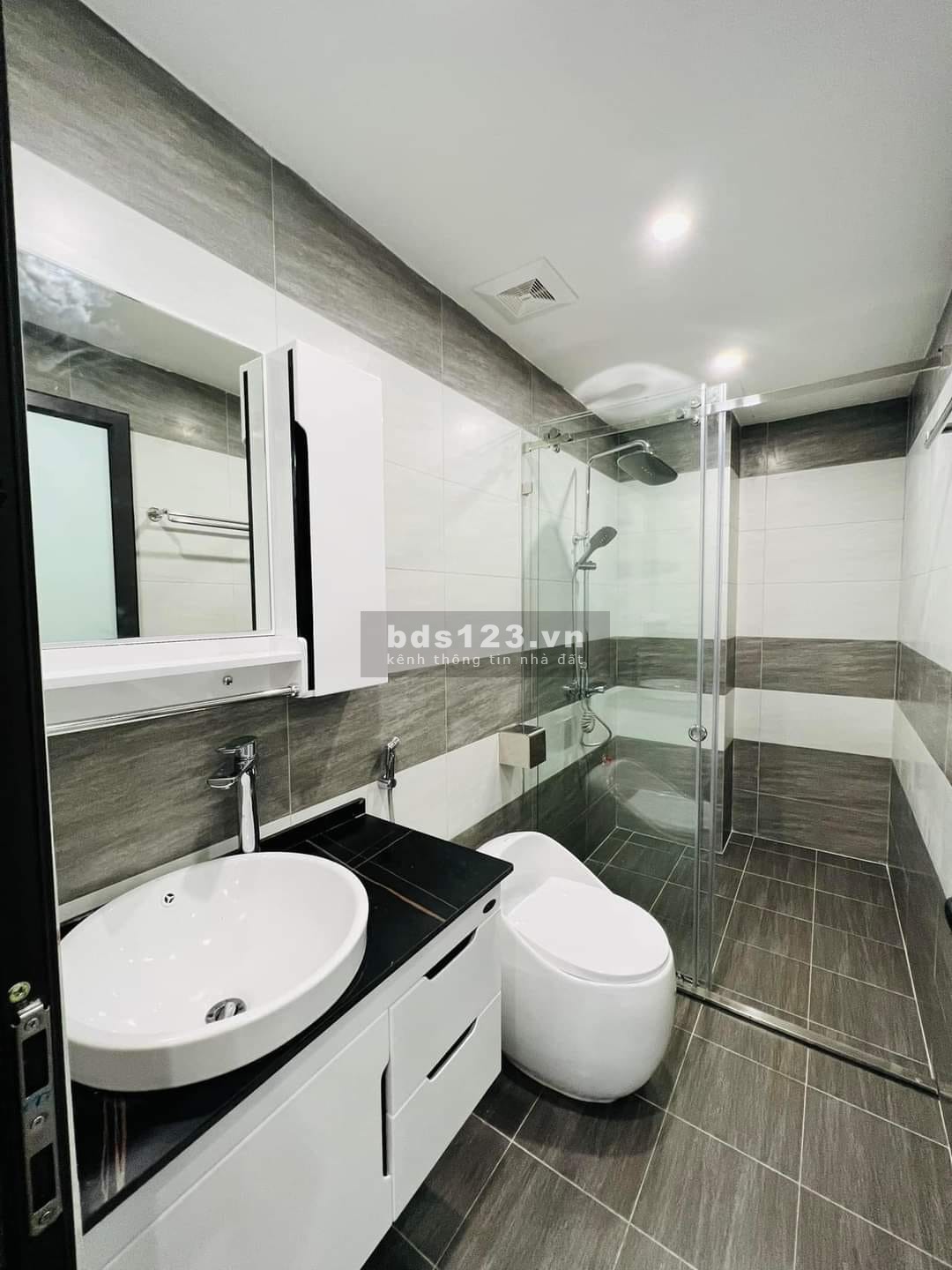 PHÂN LỐ GÓC MINH KHAI- Ô TÔ ĐỖ CỬA- 7 TẦNG THANG MÁY- 43M2- MẶT 4M- 6,8 TỶ