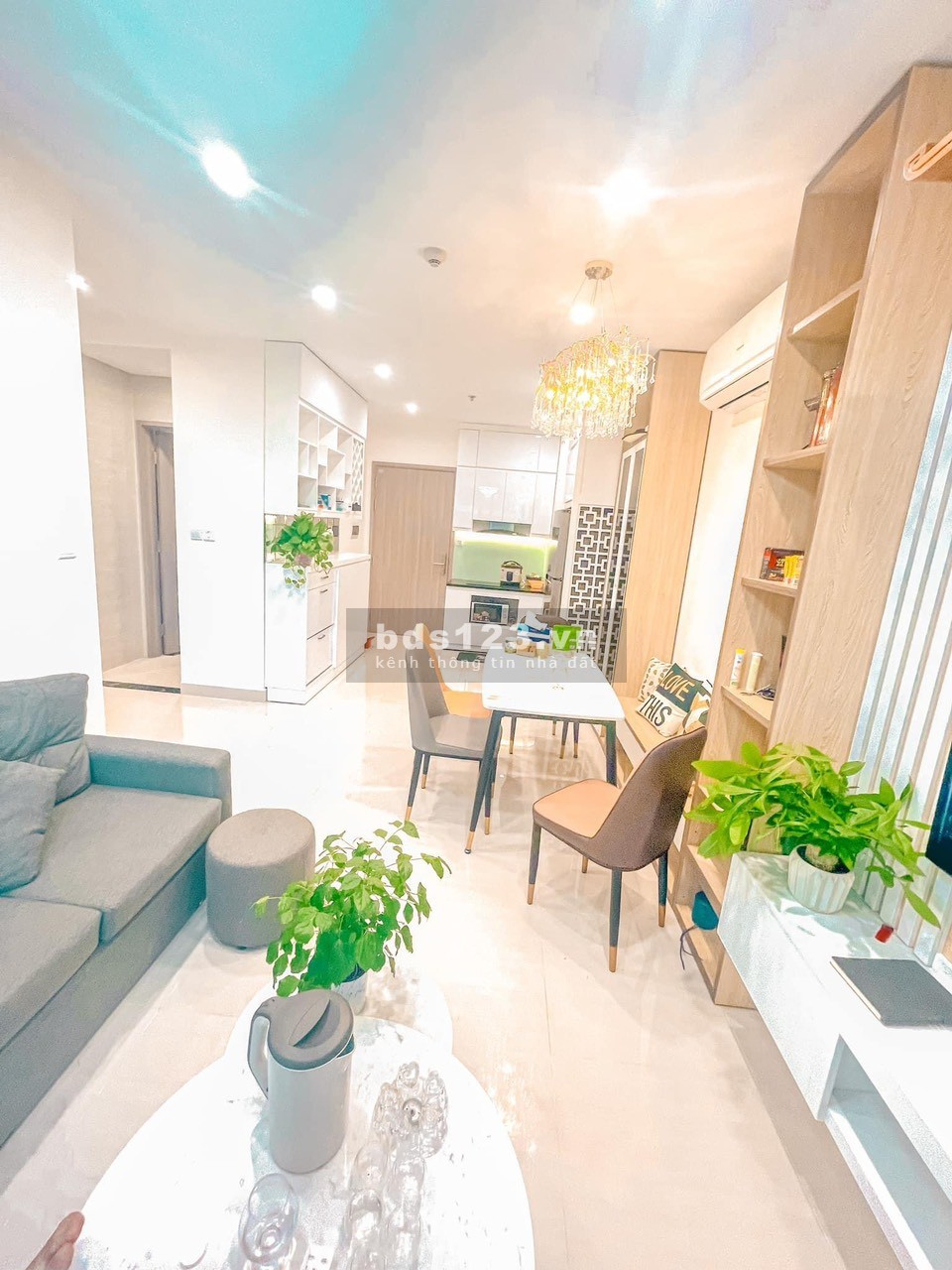 (Mới) cần bán căn hộ 2PN1WC tầng trung, view công viên DT 60m² giá 2,35 tỷ ngay Vinhomes Smart City