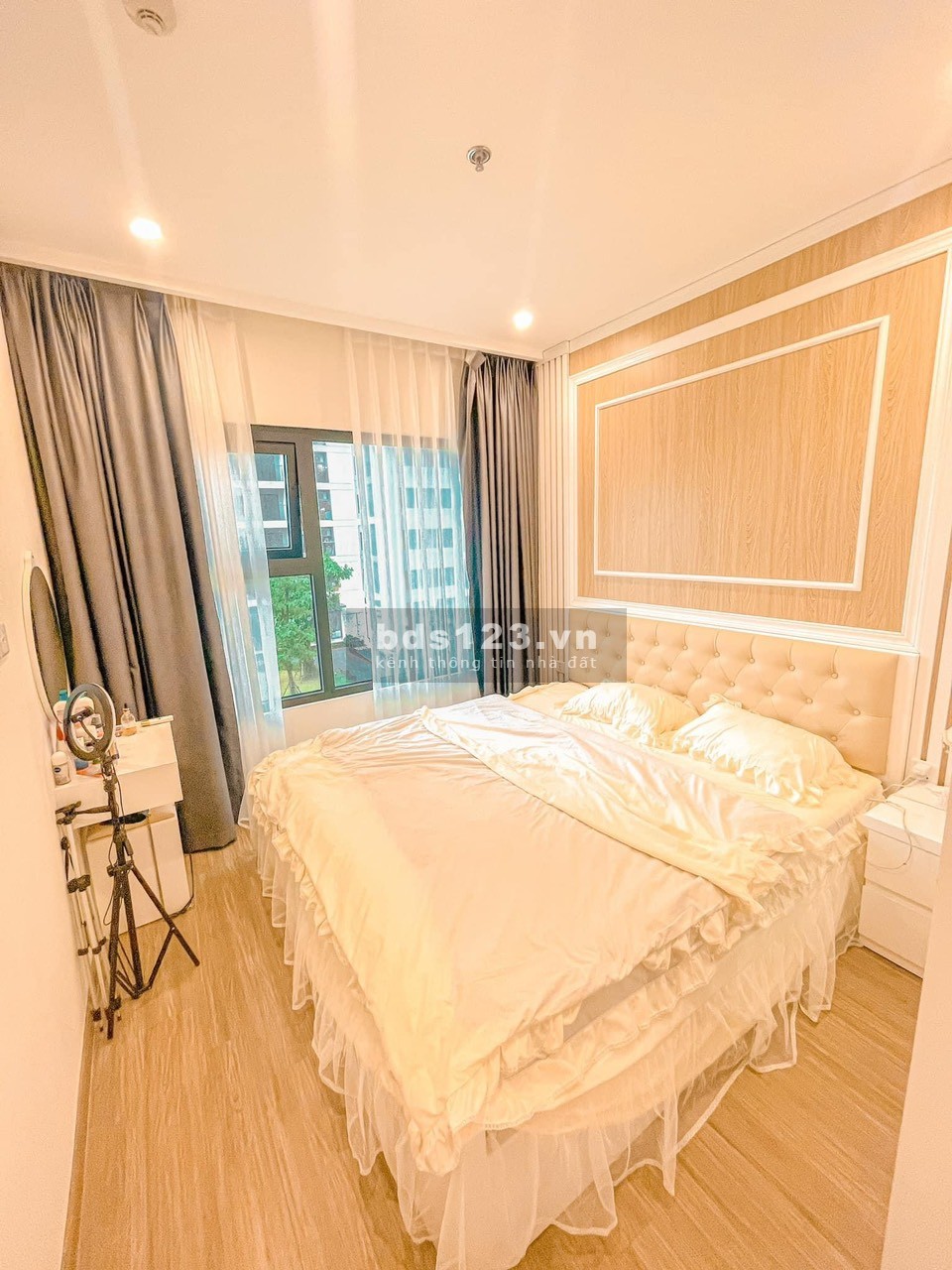 (Mới) cần bán căn hộ 2PN1WC tầng trung, view công viên DT 60m² giá 2,35 tỷ ngay Vinhomes Smart City
