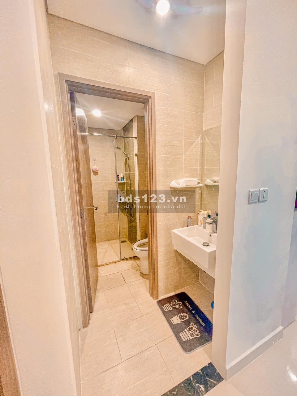(Mới) cần bán căn hộ 2PN1WC tầng trung, view công viên DT 60m² giá 2,35 tỷ ngay Vinhomes Smart City