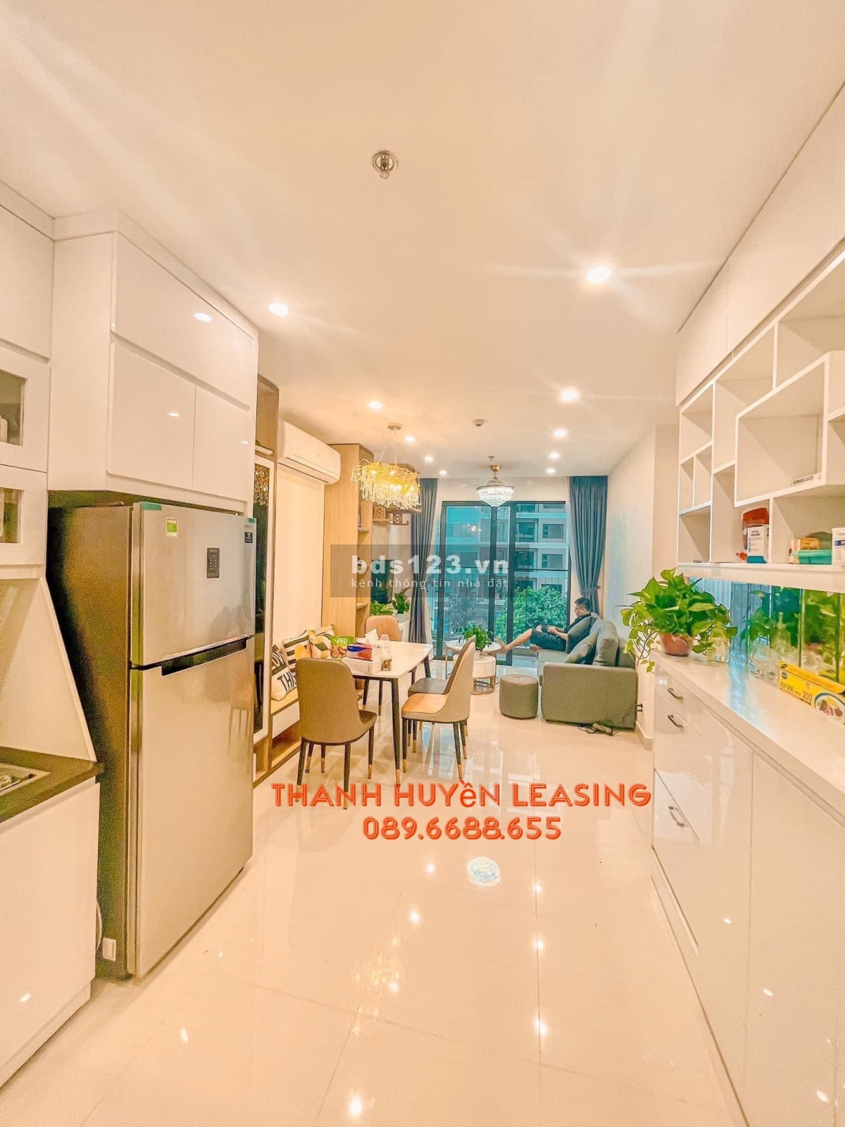 (Mới) cần bán căn hộ 2PN1WC tầng trung, view công viên DT 60m² giá 2,35 tỷ ngay Vinhomes Smart City
