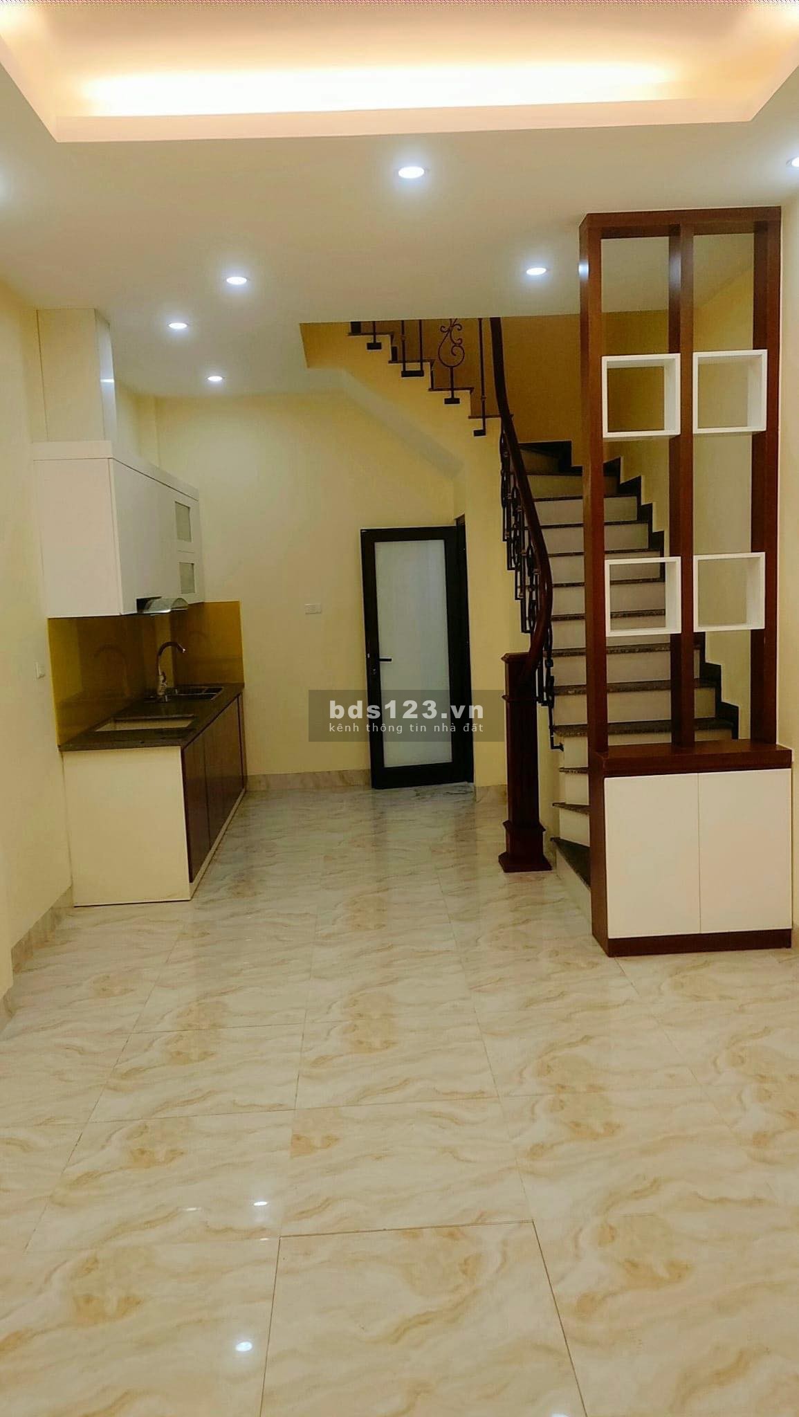 Cần bán nhà quận Long Biên, diện tích 30m2