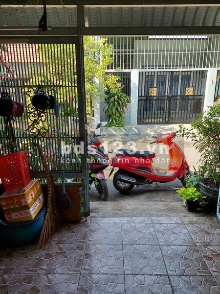 Bán nhà giáp quận 7, 2 xe hơi tránh nhau sổ nở hậu nhẹ nhà cũ tiện xây lại