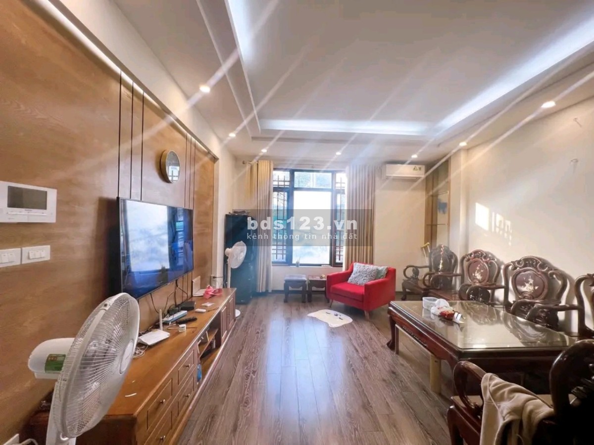 Bán nhà trung tâm quận Cầu Giấy gần chợ Quan Hoa, 40m2, 4 tầng, giá 3,X tỷ