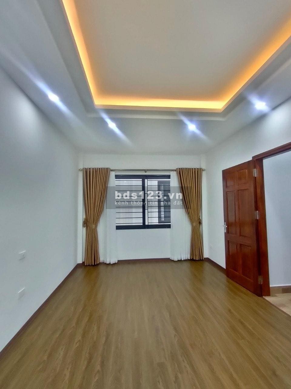 Cần bán nhà Ngọc Thụy, diện tích 30m2