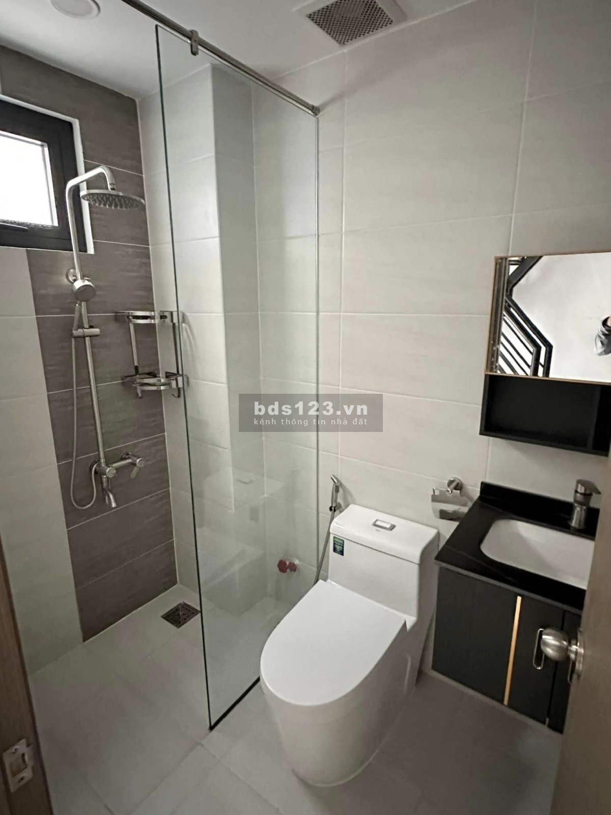 Bán nhà đẹp 5 phòng ngủ, giảm giá sốc, ô tô ngủ trong nhà - 1 bước qua quận 1