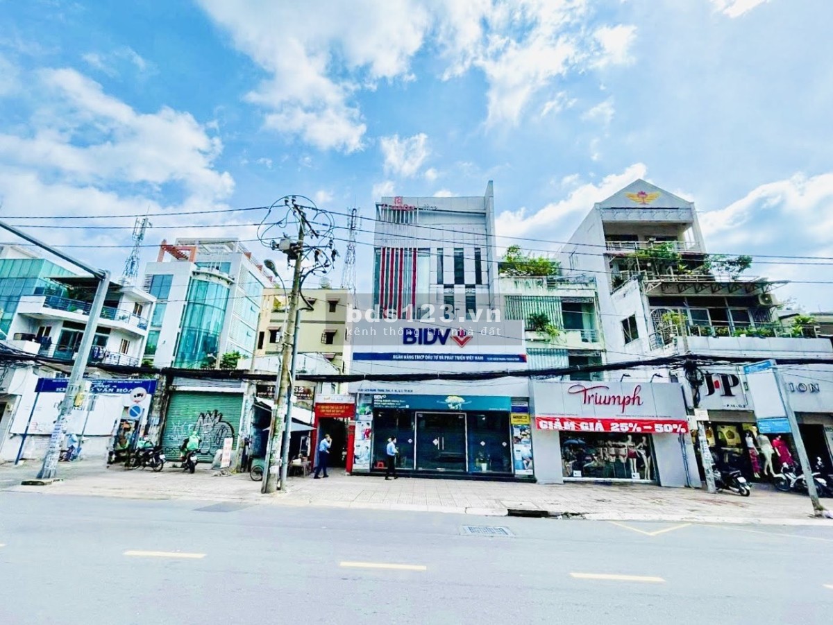 Cho thuê nhà mặt tiền CMT8, Quận 3. DT 203m² x 5 lầu, chỉ 280 triệu/tháng, LH 0911989098