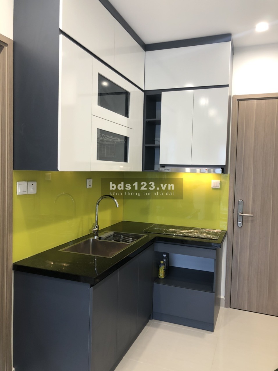 (Mới) cần bán căn studio tầng trung, view bể bơi giá 1.27 tỷ bao tất phí, ở ngay Vinhomes Smart City