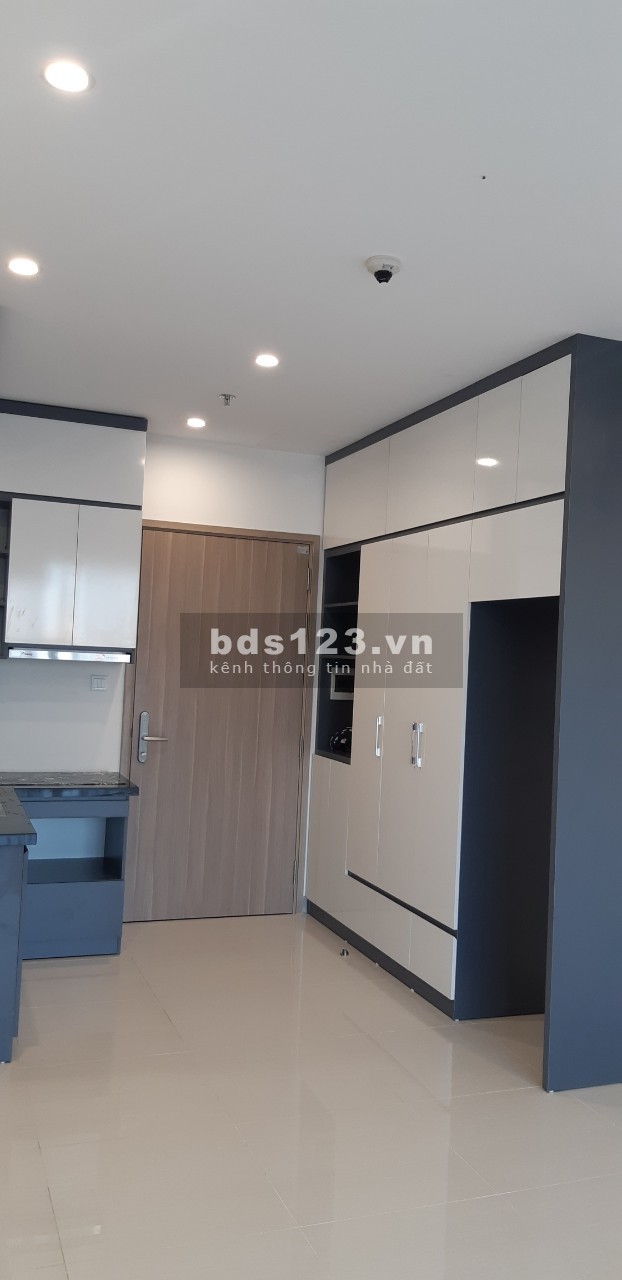 (Mới) cần bán căn studio tầng trung, view bể bơi giá 1.27 tỷ bao tất phí, ở ngay Vinhomes Smart City