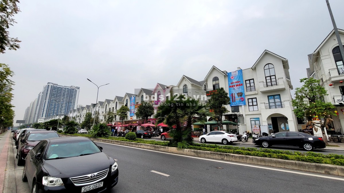 Cần cho thuê căn Shop gấp, kế biển cận hồ sát chung cư đối diện Đại Học VinUni Vinhomes Gia Lâm