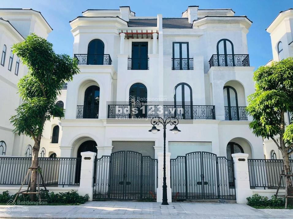 Chính chủ cần bán căn biệt thự song lập gần biển hồ và trung tâm thương mại Vincom Vinhomes Gia Lâm