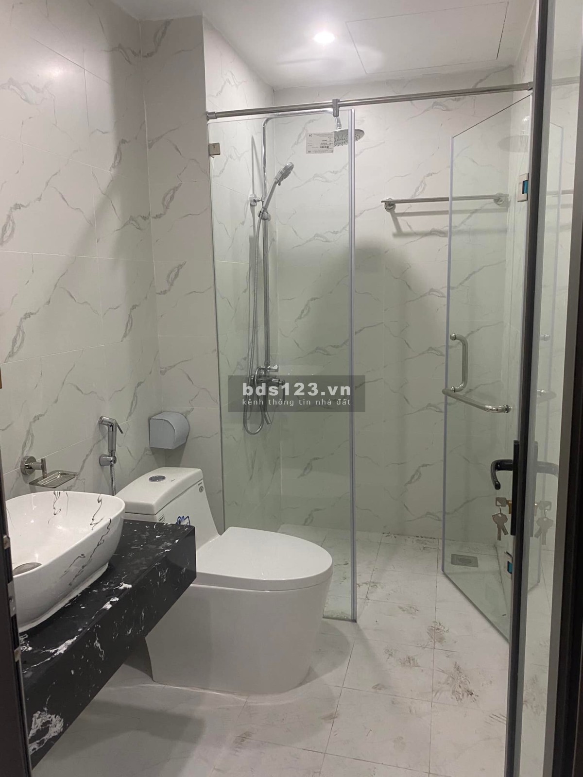 Bán nhà hơn 5 tỷ, 60m2 x 5 tầng, nhà mới tin, 50m ra mặt phố cho thuê giữ tiền quá ổn