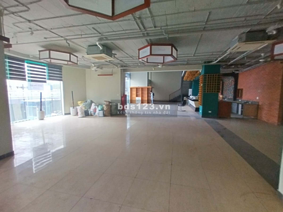 Cho thuê mặt bằng chân đế ở Trung Kính. 500m2