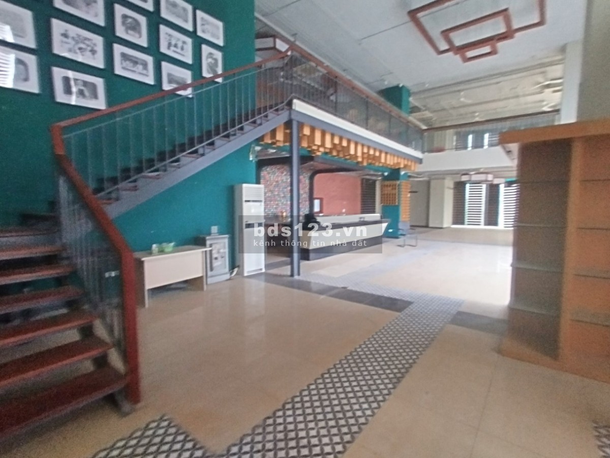 Cho thuê mặt bằng chân đế ở Trung Kính. 500m2