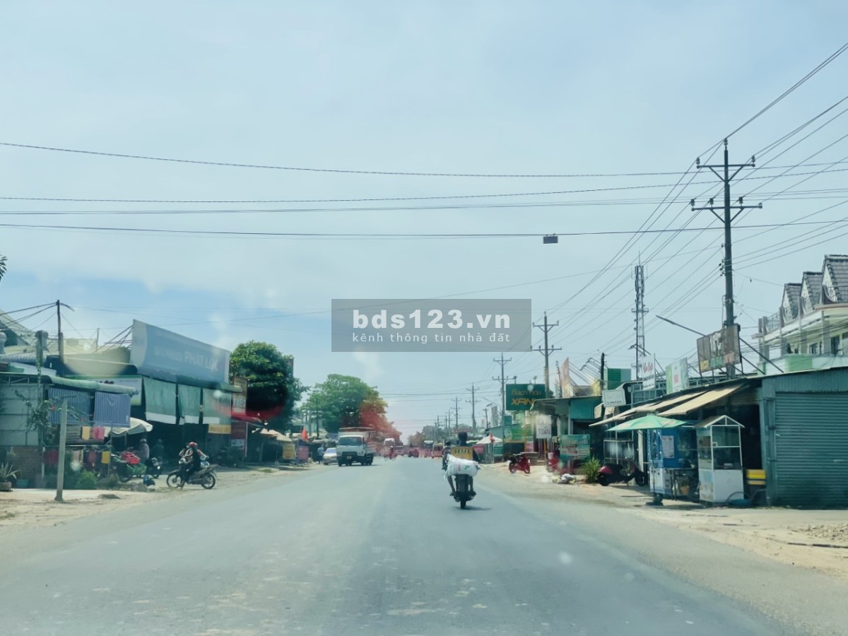 Gia đình em cần bán đất gấp trả nợ cho a2. Nhà mình ai cần mua thì alo em ạh. 365tr hết đất