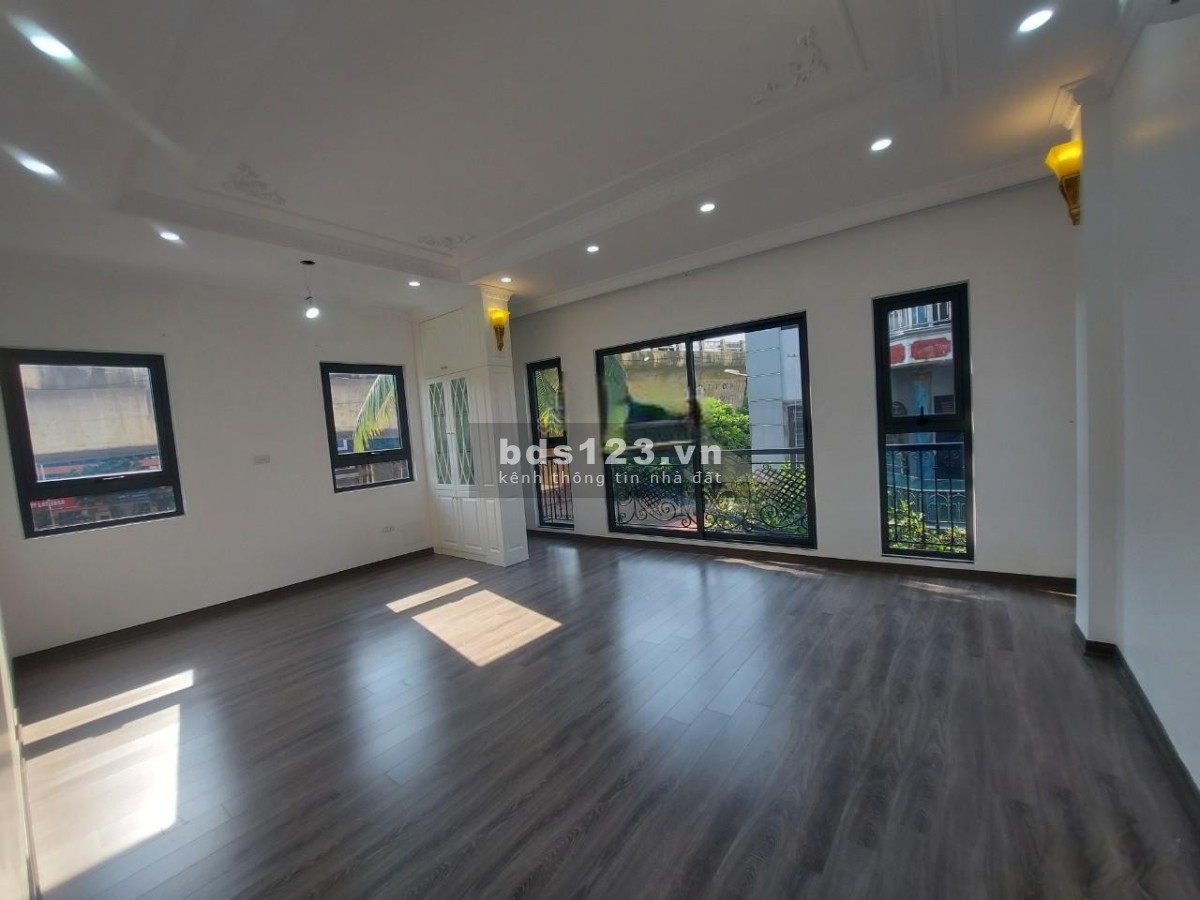 SIÊU PHẨM! Bán nhà VIP Đào Tấn. DT: 37m2,7 tầng, thang máy, MT3.5m. Chỉ 9 tỷ.