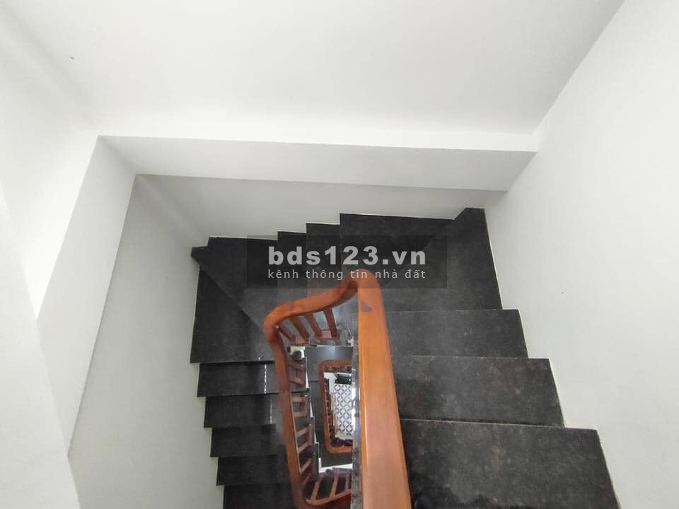 NHÀ MỚI ở Cầu Giấy 4tỷ 38m2 Oto GẦN 5 Tầng Phun công năng