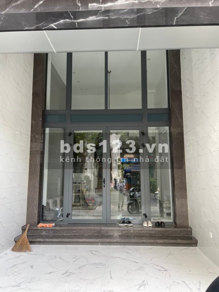 Mặt bằng rộng 4m ngay trung tâm Q1 - Lê Thị Hồng Gấm