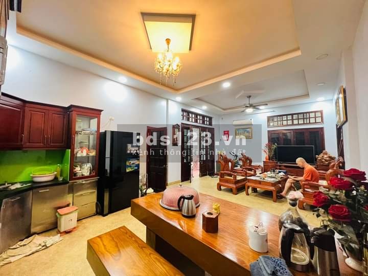 Bán tòa nhà 5 tầng, sang trọng ngay Trần Thái Tông. Mặt bằng 46.5m². Chào 7 4 tỷ