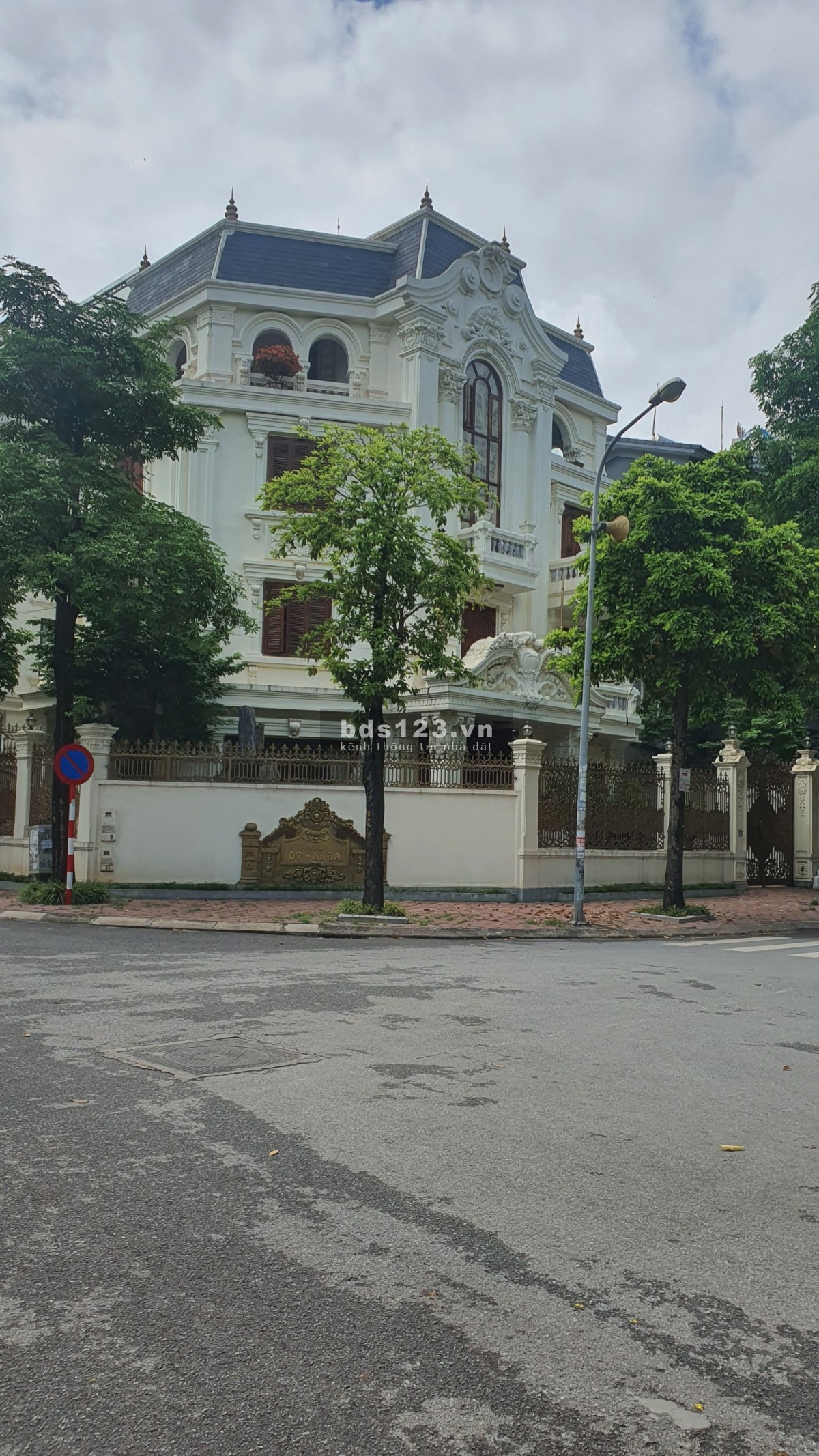 Bán biệt thự Cầu Giấy, đẹp nhất Trung Yên, dt 280m, 4T, mt 50m, 92 tỷ. Siêu phẩm lô góc, cực hiếm
