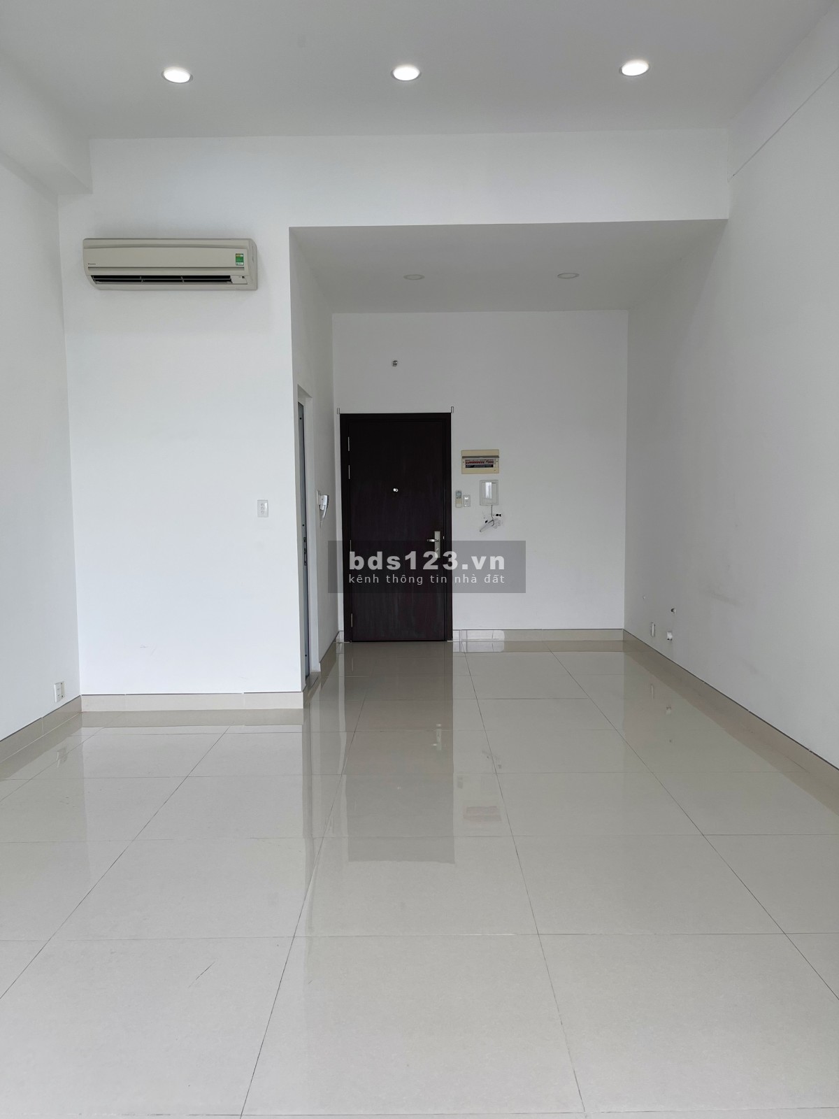 Cho thuê văn phòng - Officetel 40m2 giá siêu tốt chỉ 9 triệu - Trống sẵn The Sun Avenue Q2