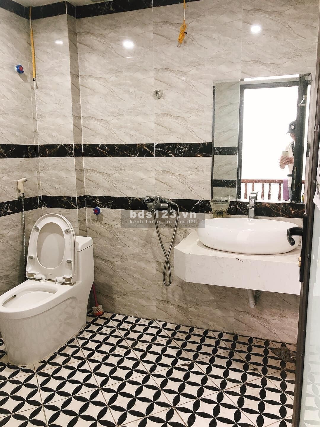 Bán nhà đẹp 4 tầng Chu Huy Mân, ô tô vào nhà