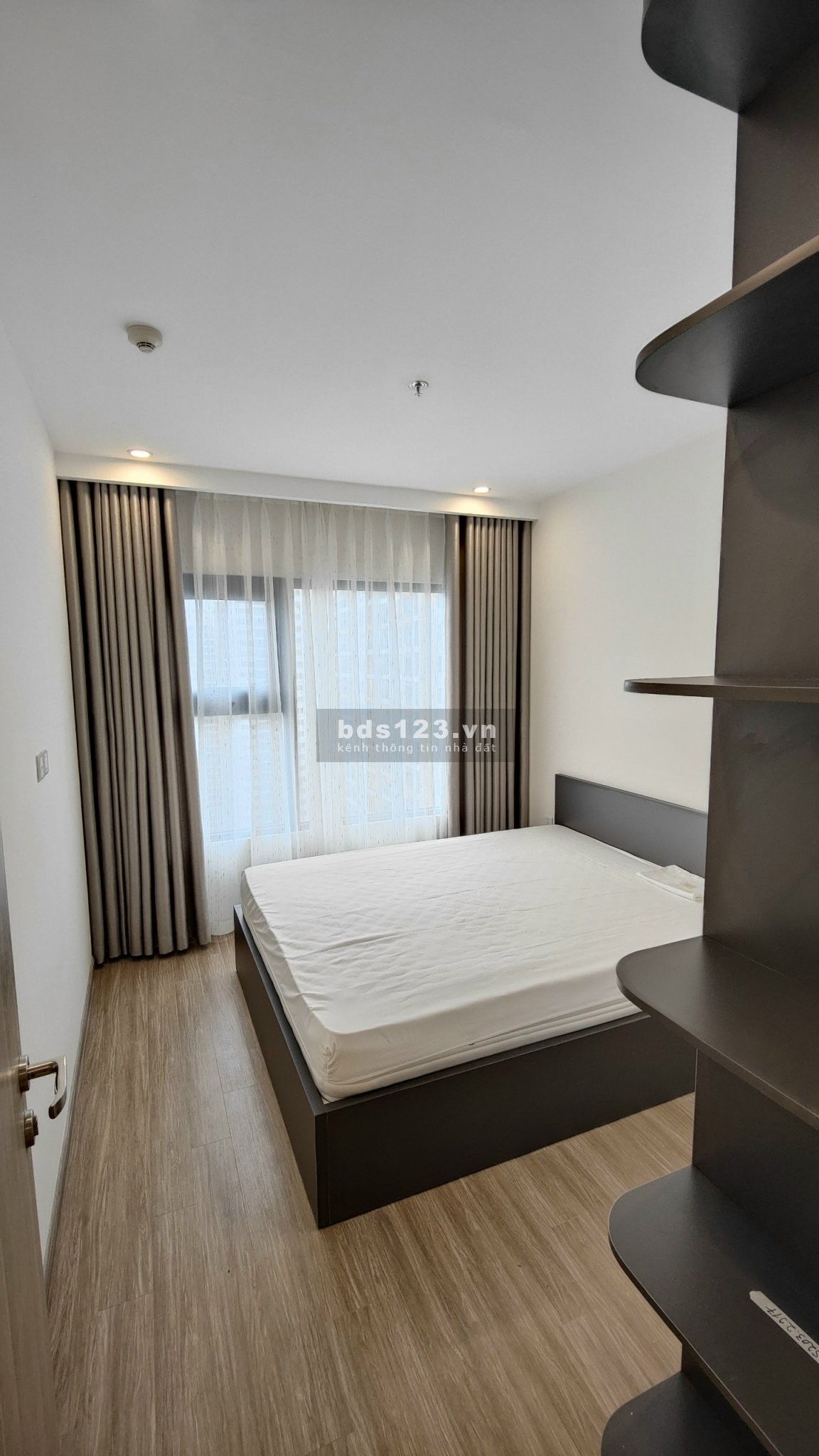 Gấp bán căn hộ 1 ngủ 1 đa năng, full đồ, tầng trung Đông Nam, 1.65 tỉ bao phí